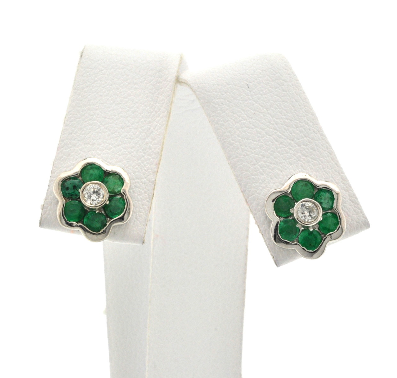 14K White Gold Emerald and Diamond Stud Earrings 42002020 | Shin Brothers* 14K White Gold Emerald and Diamond Stud Earrings 42002020 | Shin Brothers*