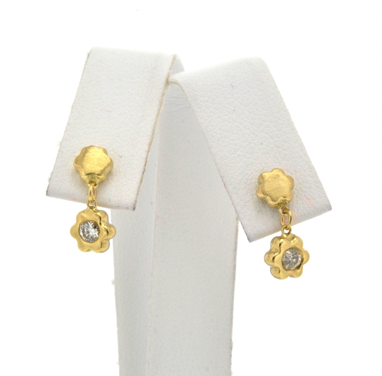 14K Yellow Gold Diamond Flower Earrings 41060513 | Shin Brothers* 14K Yellow Gold Diamond Flower Earrings 41060513 | Shin Brothers*