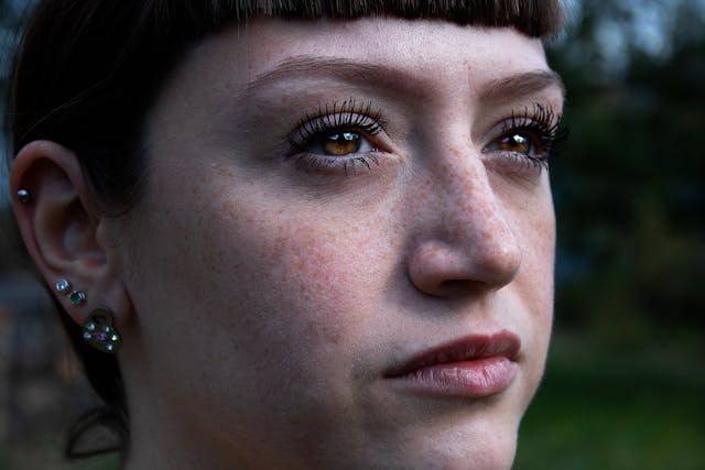 How to Remove Your Piercing Jewelry at Home - Hey Joli