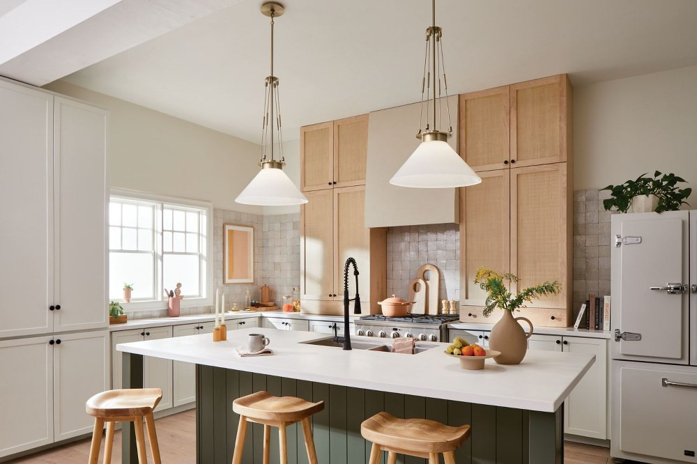 {"pim_id":"147_Kitchen_Albers_52581CPZ_Overall_Day_1A_1k","sku":"147_52581","media_type":"media"}