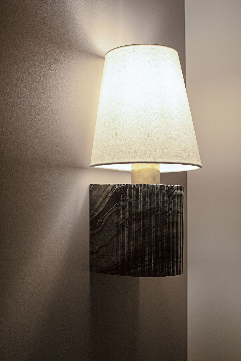 {"pim_id":"72_aden_426_16_vb_bm_design_kresswell_interiors_kresswellinteriors_photo_sharon_litchfield_sharon_litchfield_8_new_2k","sku":"72_426-16","media_type":"media"}