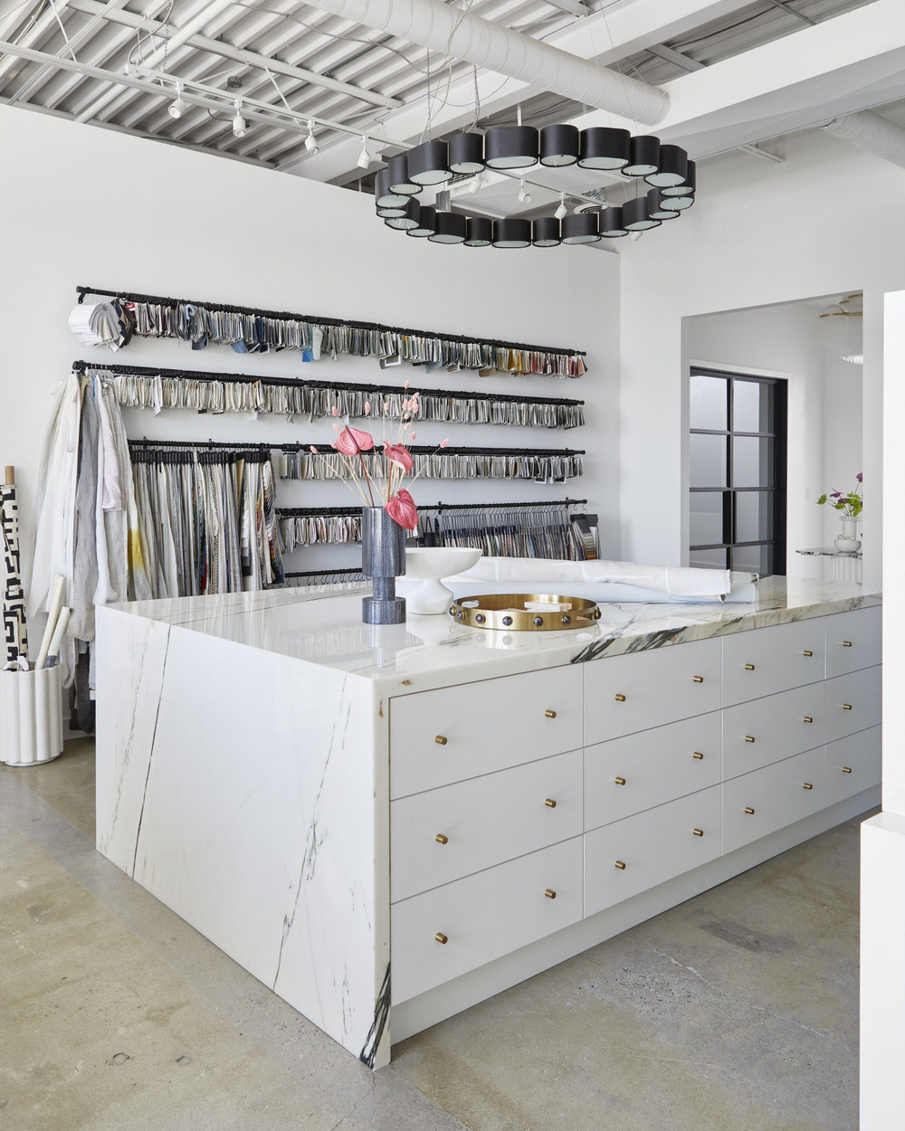 {"pim_id":"72_opal_393_50_sbk_ss_design_ali_budd_interior_alibuddinteriors_3_new_2k","sku":"72_393-22-50","media_type":"media"}