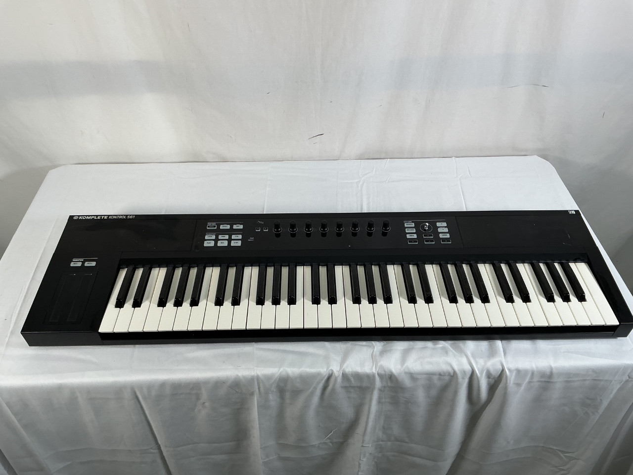Used Native Instruments KOMPLETE KONTROL S61 Controllers 61-Key