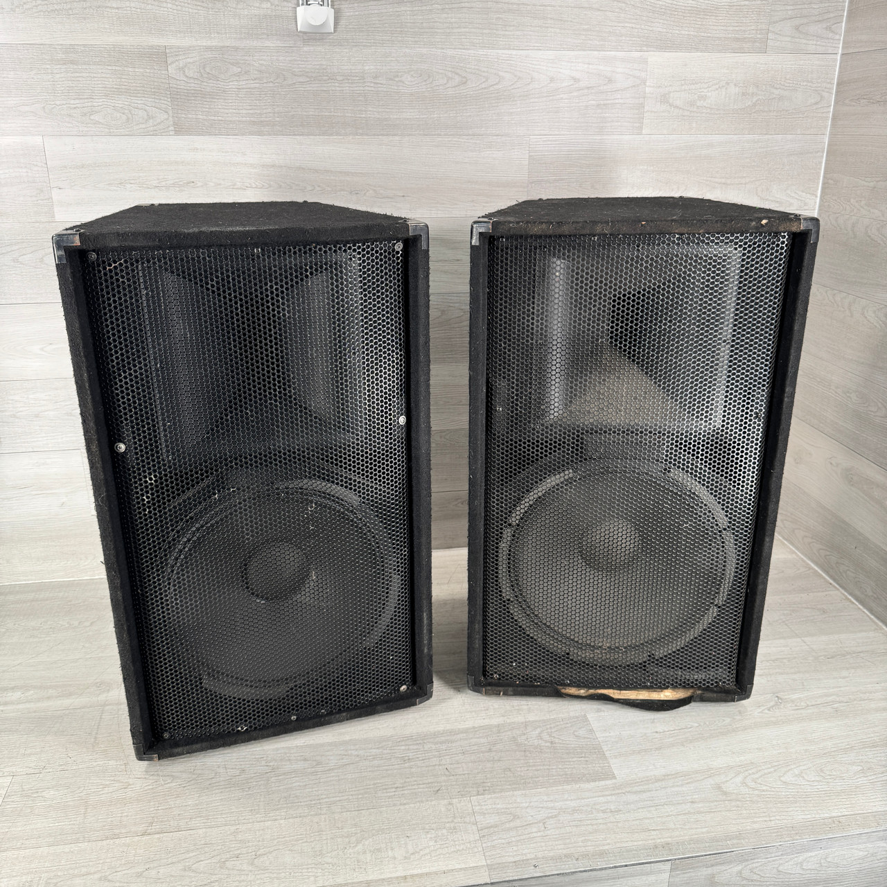 Used Peavey PV115 - Passive Full Range Speaker Cabinet - Pair