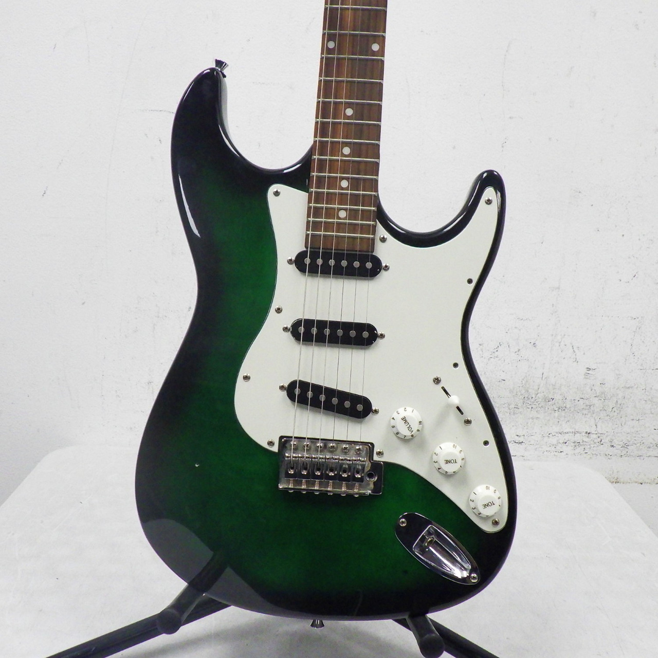 Used Crescent S-TYPE ELECTRIC S Type Electric Guitar Green 6 Used Crescent S-TYPE ELECTRIC S Type Electric Guitar Green 6