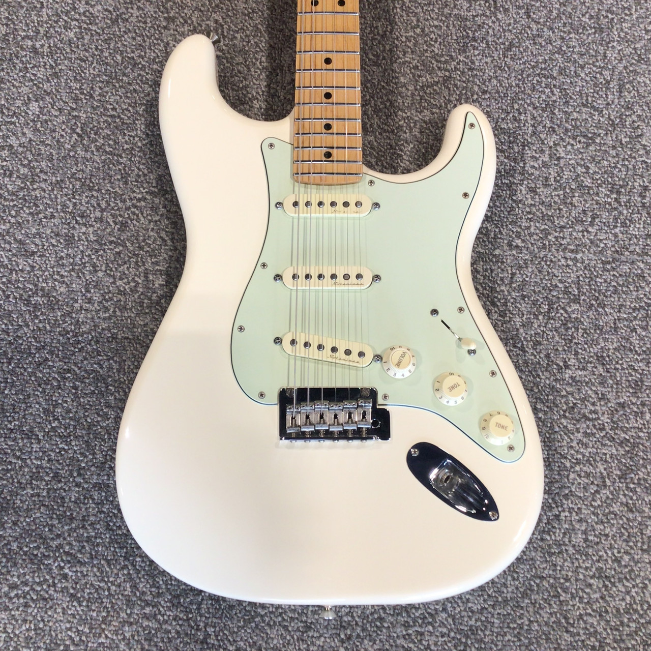 Fender Deluxe Roadhouse Stratocaster Electric Guitar Arctic