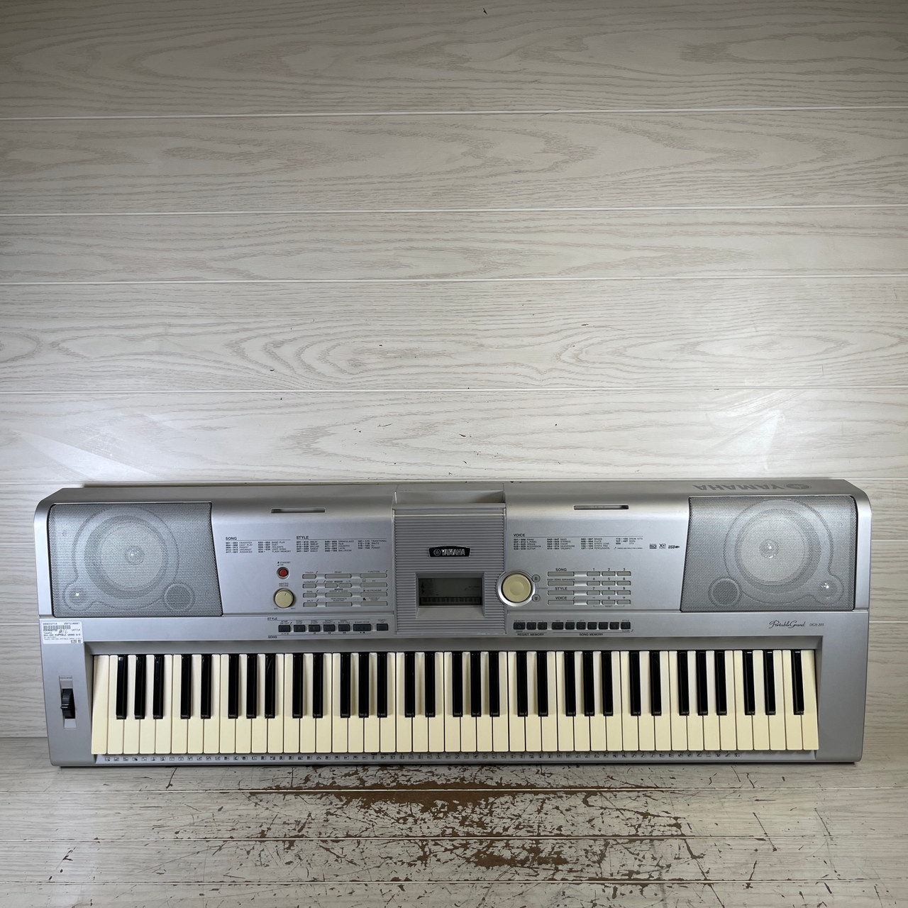 Used Yamaha DGX-205 PORTABLE GRAND W/AC 76-Key Keyboard 76-key Used Yamaha DGX-205 PORTABLE GRAND W/AC 76-Key Keyboard 76-key