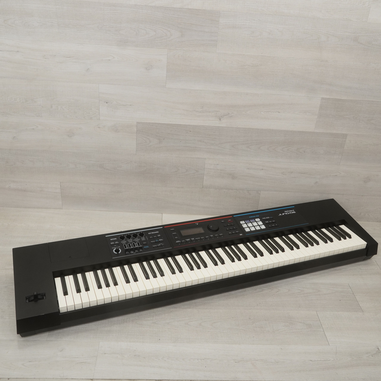 【美品・即買いOK】Roland Juno DS-88 Roland Juno DS 88 Synthesizer w/Stand USED - The Music Den
