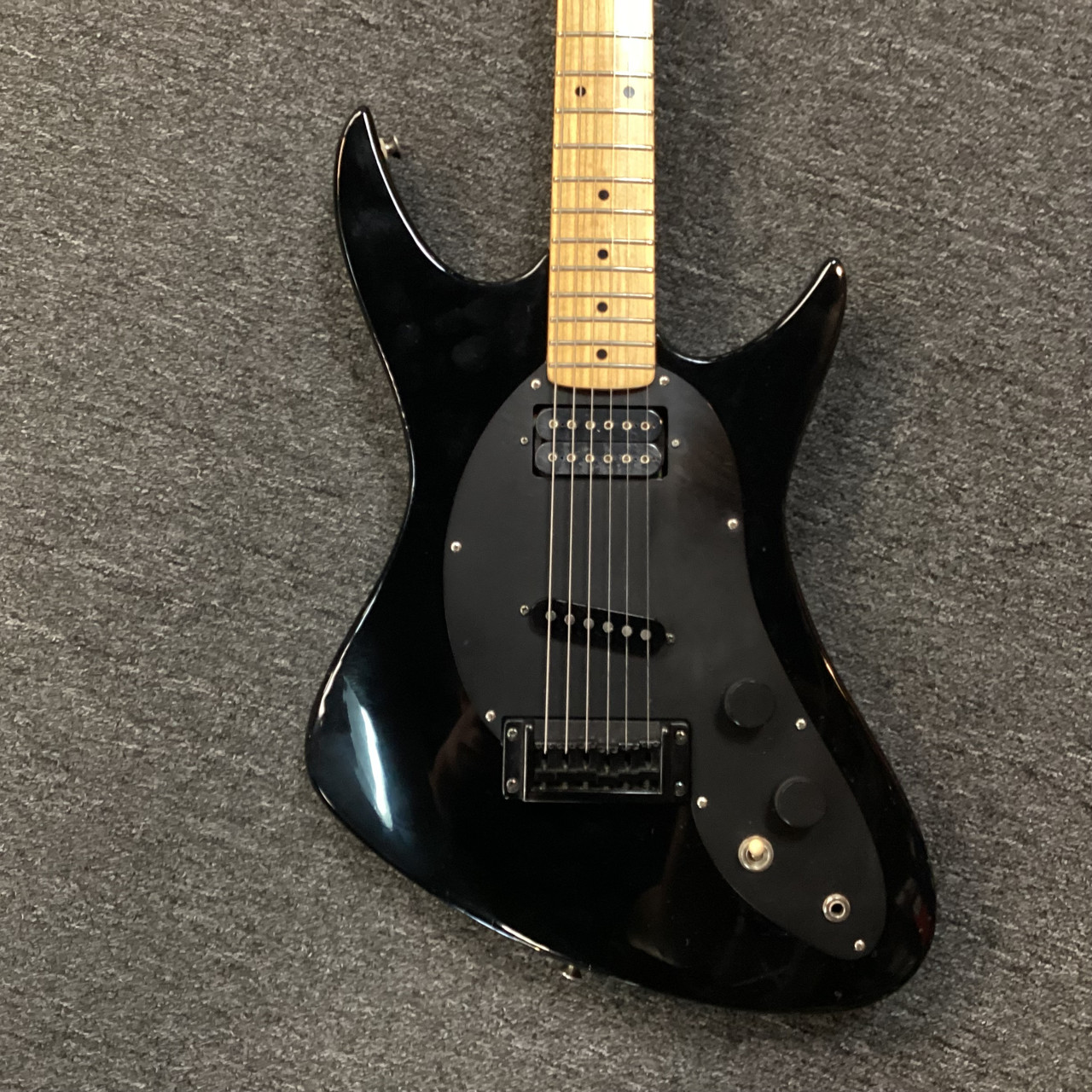 Used QUEST ATAK 1 Vintage Offset Dbl Cutaway Guitar Black 6-String