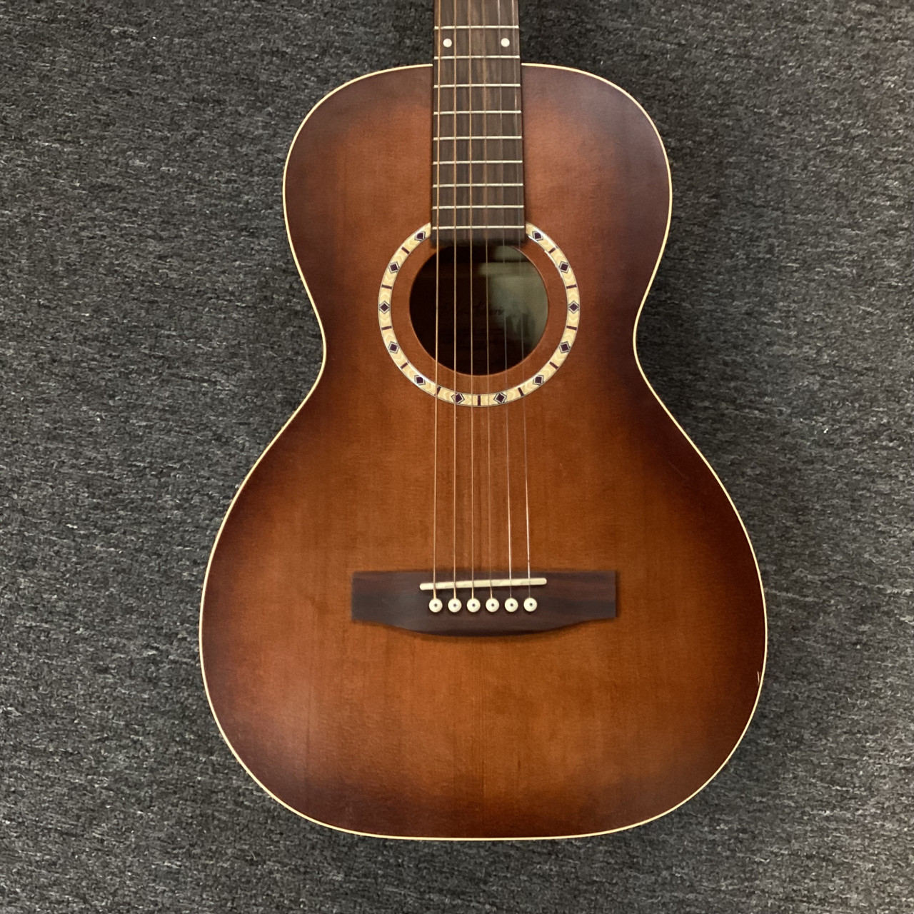 Used Art & Lutherie AMI CEDAR Solid Top Acoustic Guitar Natural