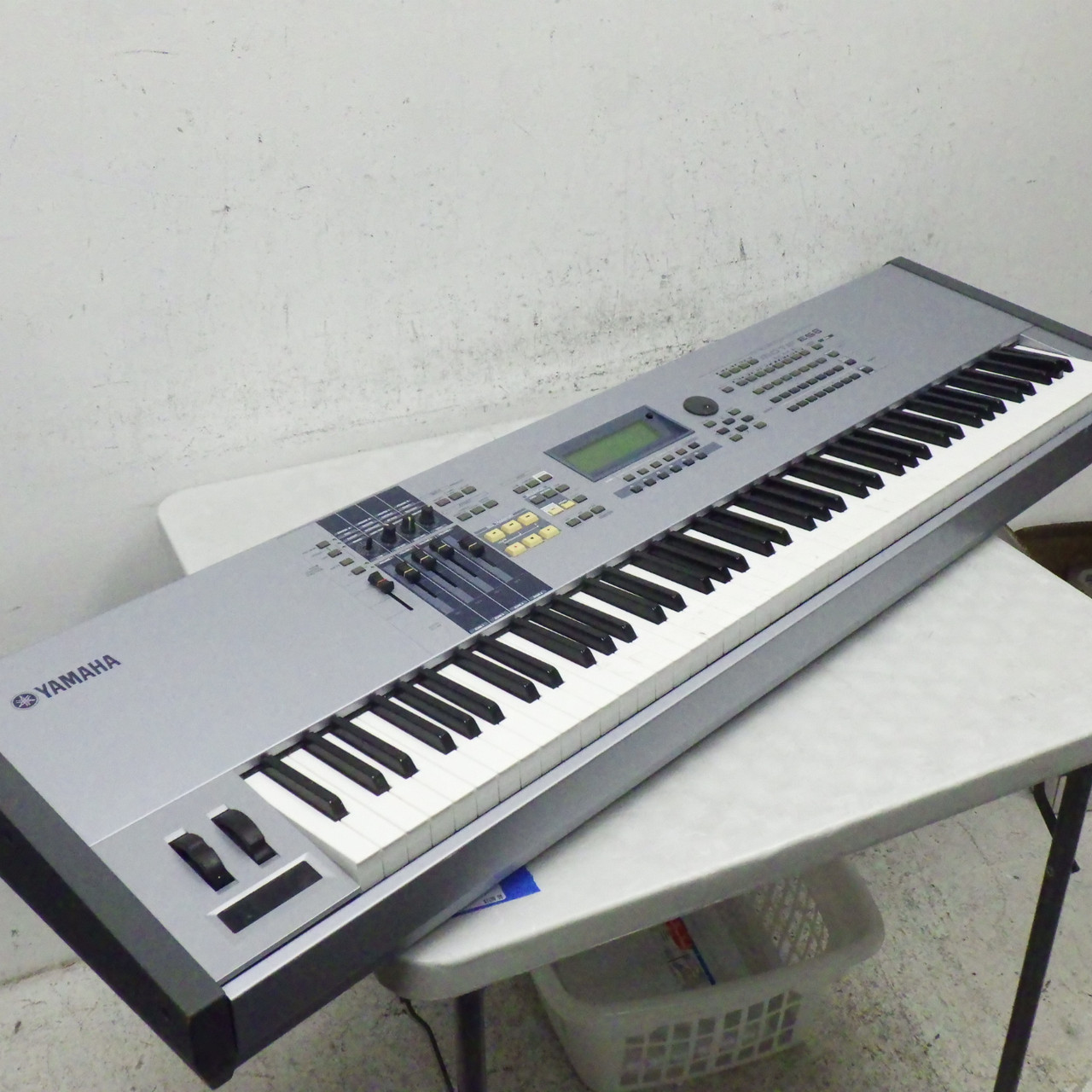 Used Yamaha MOTIF ES8 Vintage 88-Key Synthesizer 88-key
