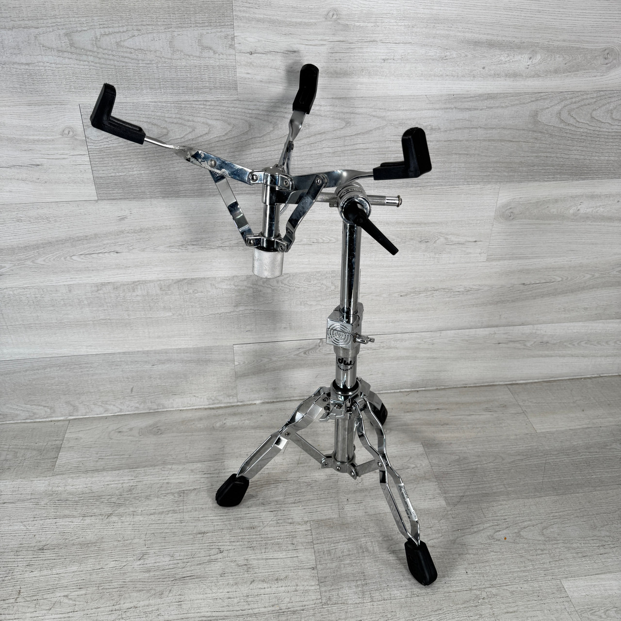 Used DW 9000 Series Snare Drum Stand