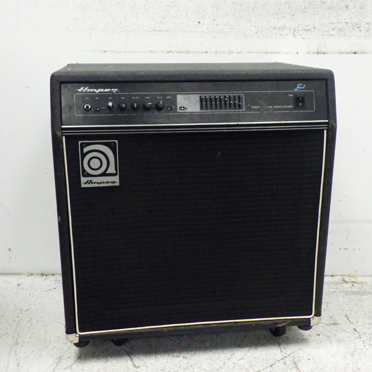 Used Ampeg B2 BASS COMBO AMP 1 x 15 Bass Combo Amplifier 1 x 15