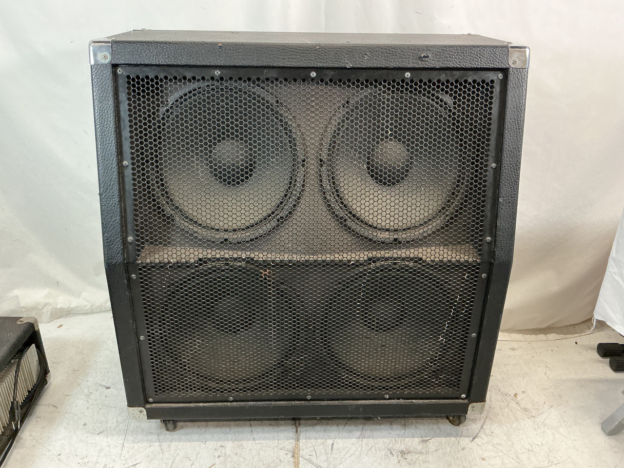 Used Behringer BG412S CABINET 4 x 12 Guitar Speaker Cabinet 4 x 12