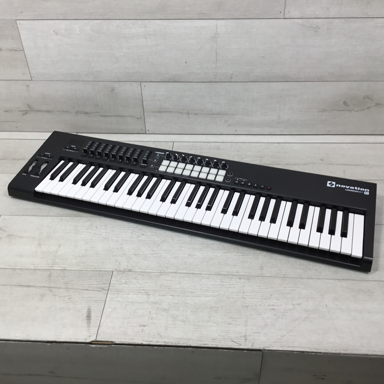 Used Novation LAUNCHKEY 61 CONTROLLER 61-Key Controller 61-Key