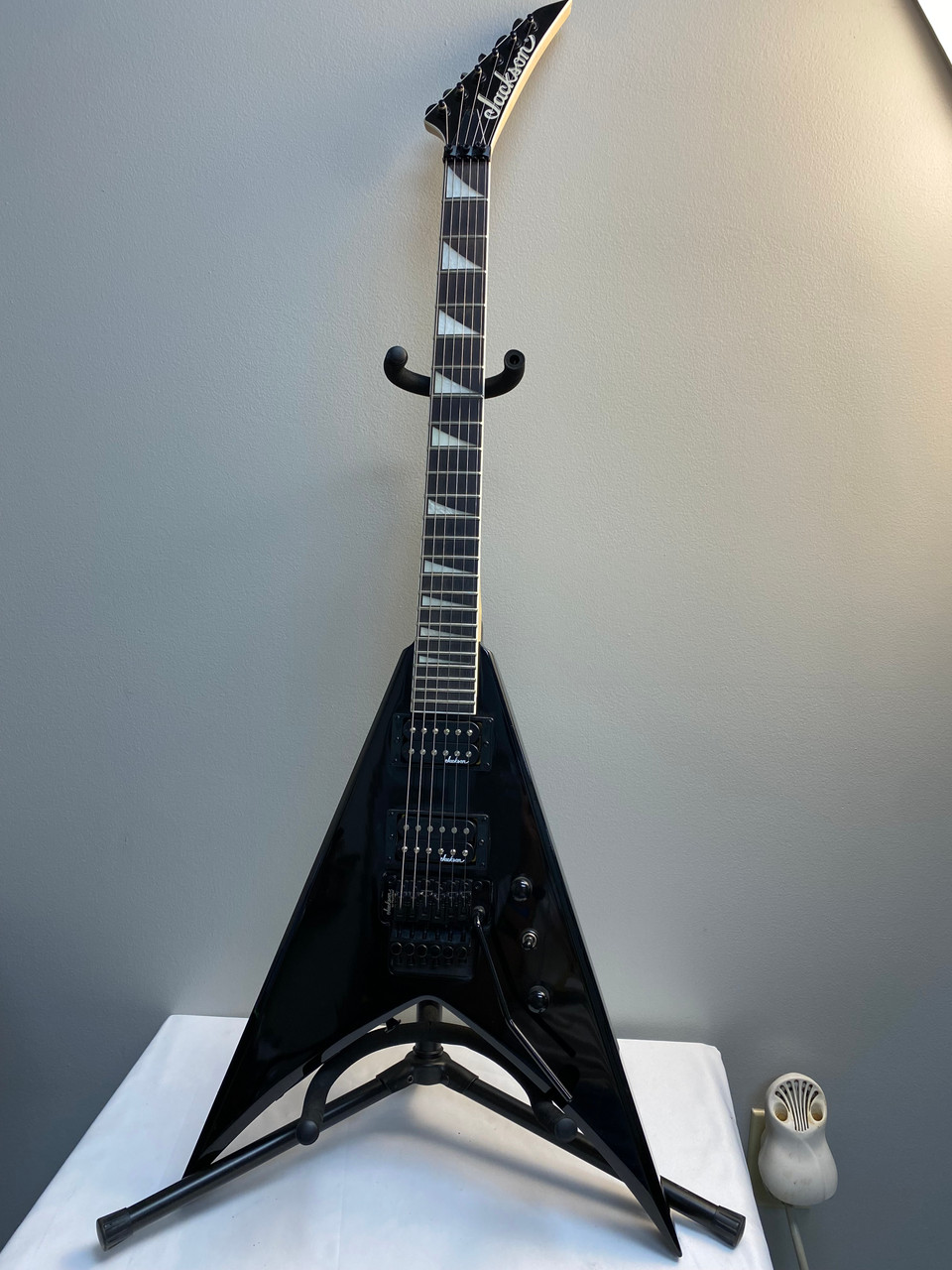 Used Jackson JS32 KING V Pointy Electric Guitar Black 6-String