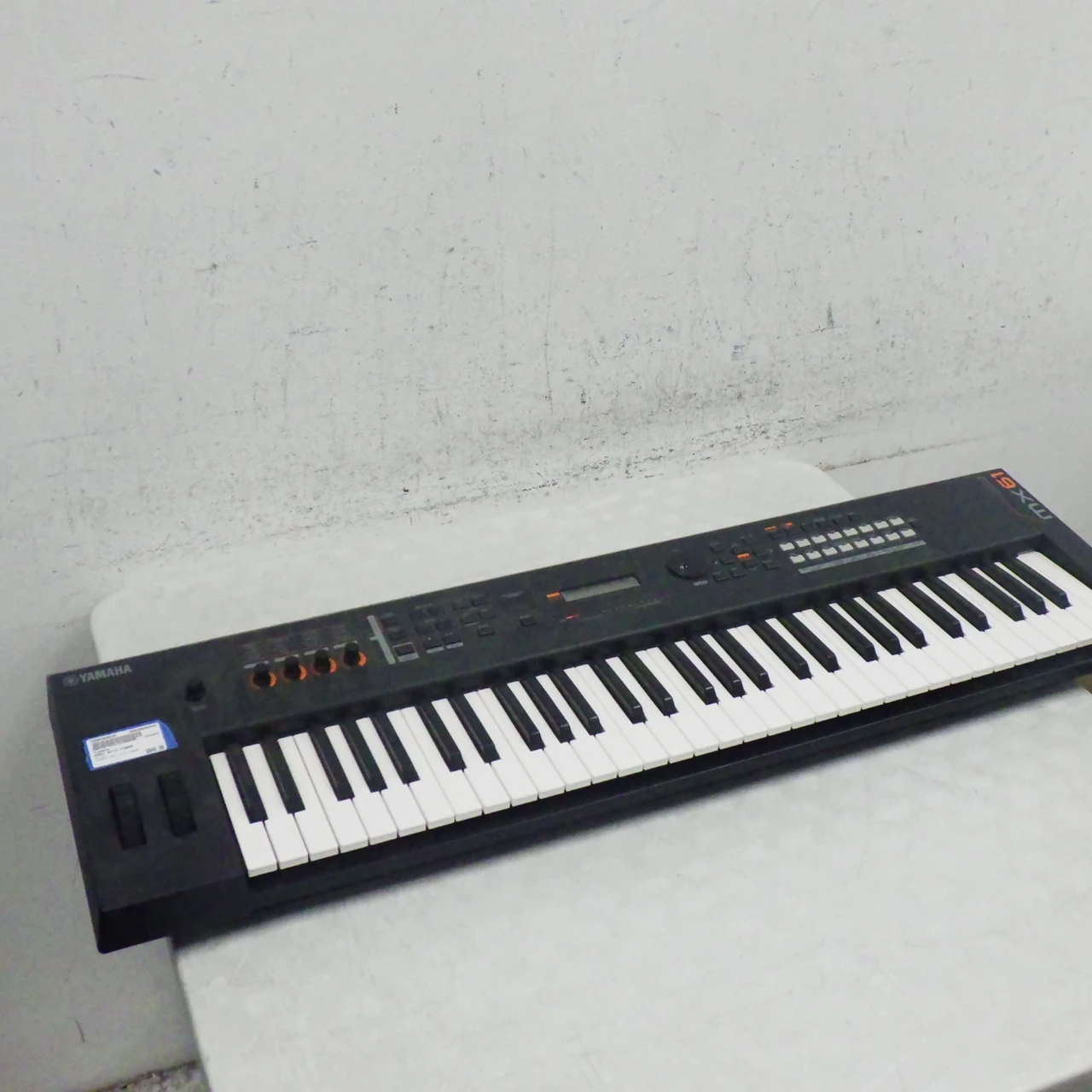 Used Yamaha MX61 WITH POWER 61-Key Synthesizer 61-Key