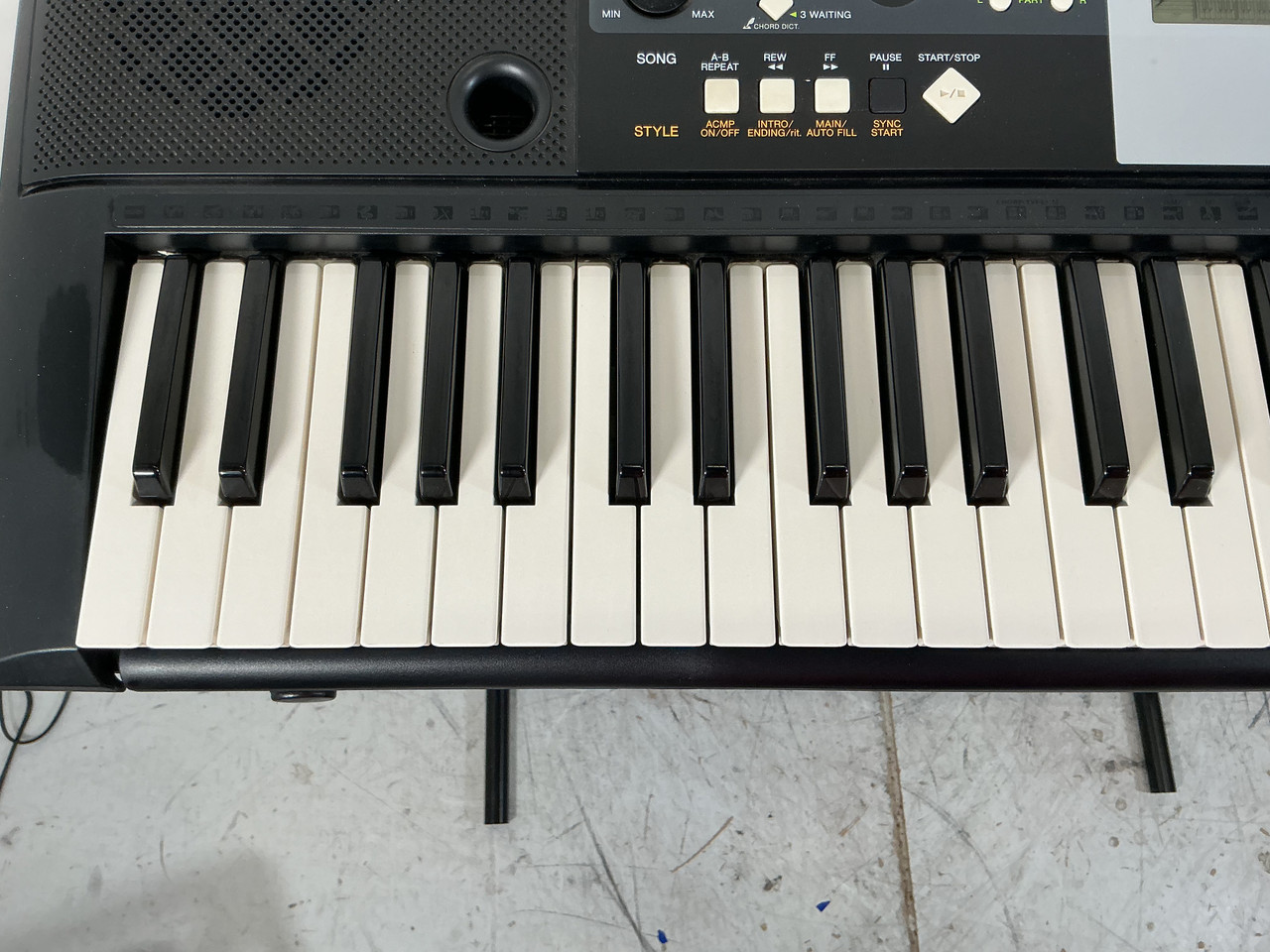Used Yamaha PSR E233 W/PWR 61-Key Keyboard 61-Key