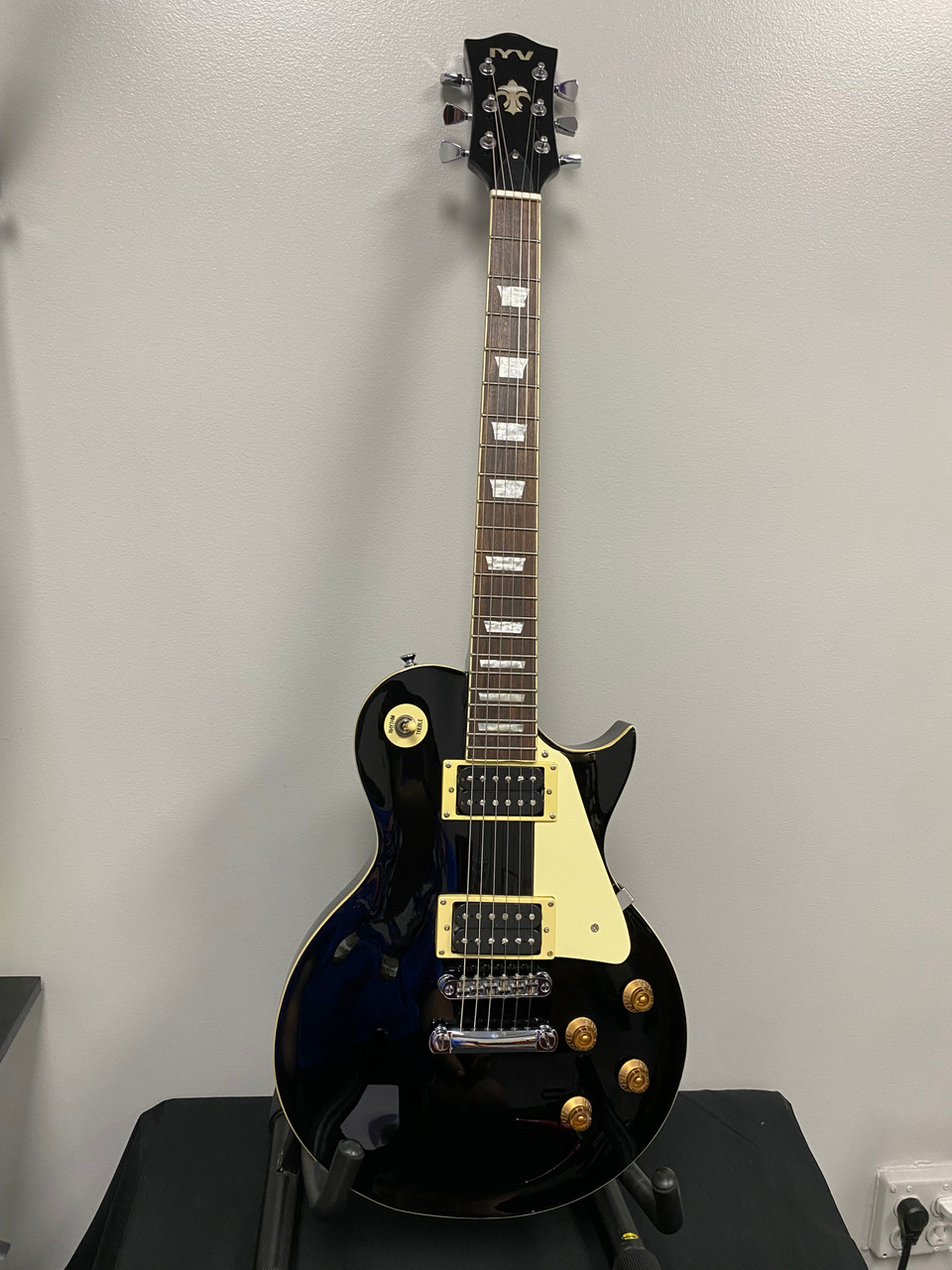 Used IYV ILS-300 LP STYLE LP Type Electric Guitar Black 6-String