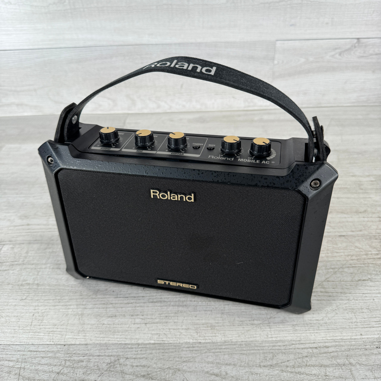Used Roland MOBILE Cube AC - 5-watt 2 x 4-inch Acoustic Combo Used Roland MOBILE Cube AC - 5-watt 2 x 4-inch Acoustic Combo