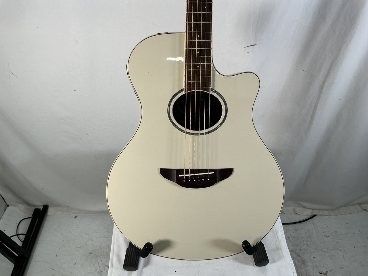 Used Yamaha APX600 Solid Top Acoustic Guitar White