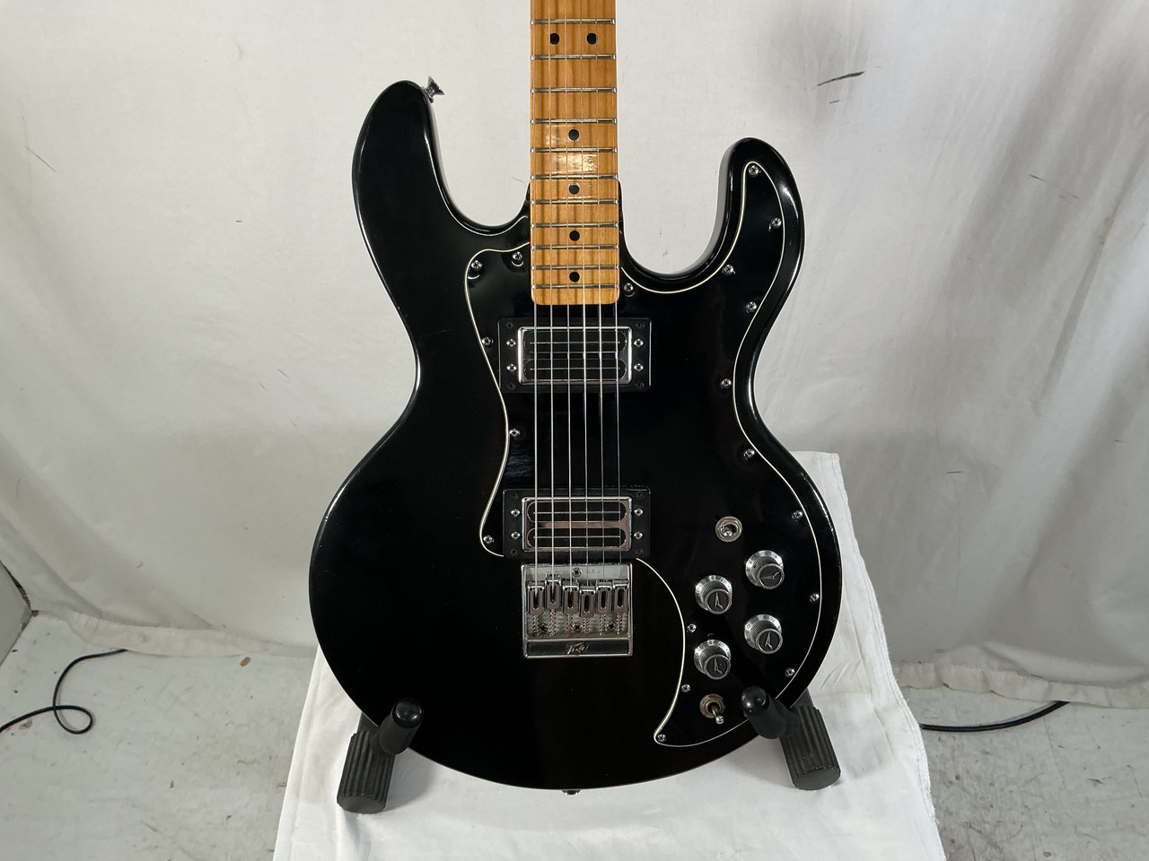 Used Peavey T-60 Vintage Offset Dbl Cutaway Guitar Black 6-String