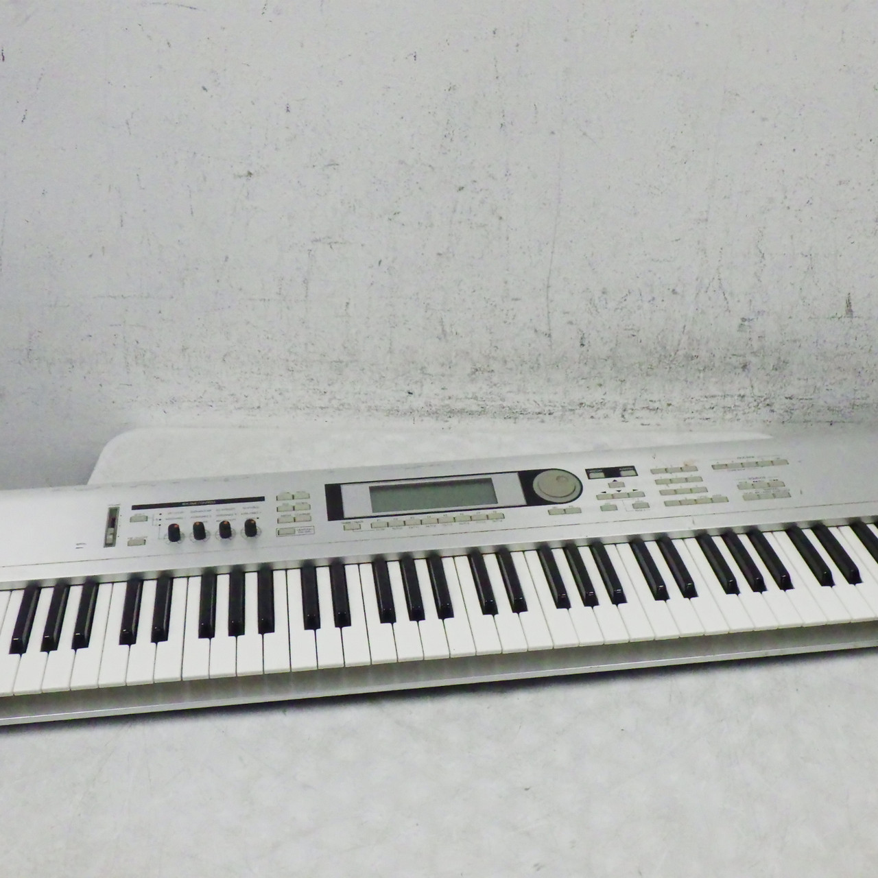 Used Korg TRITON LE 76-Key Keyboard 76-key
