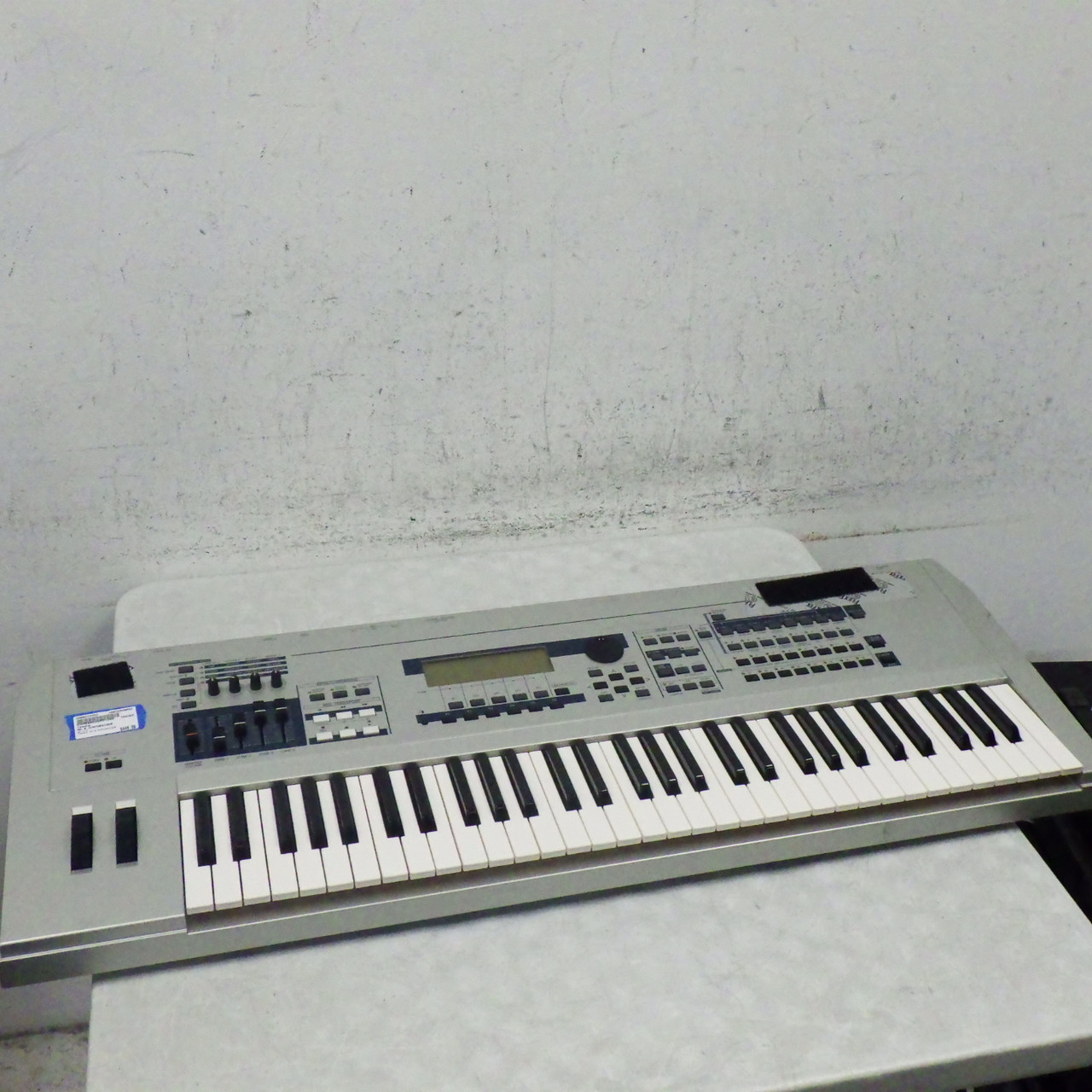 Used Yamaha MO 6 SYNTHESIZER 61-Key Keyboard 61-Key