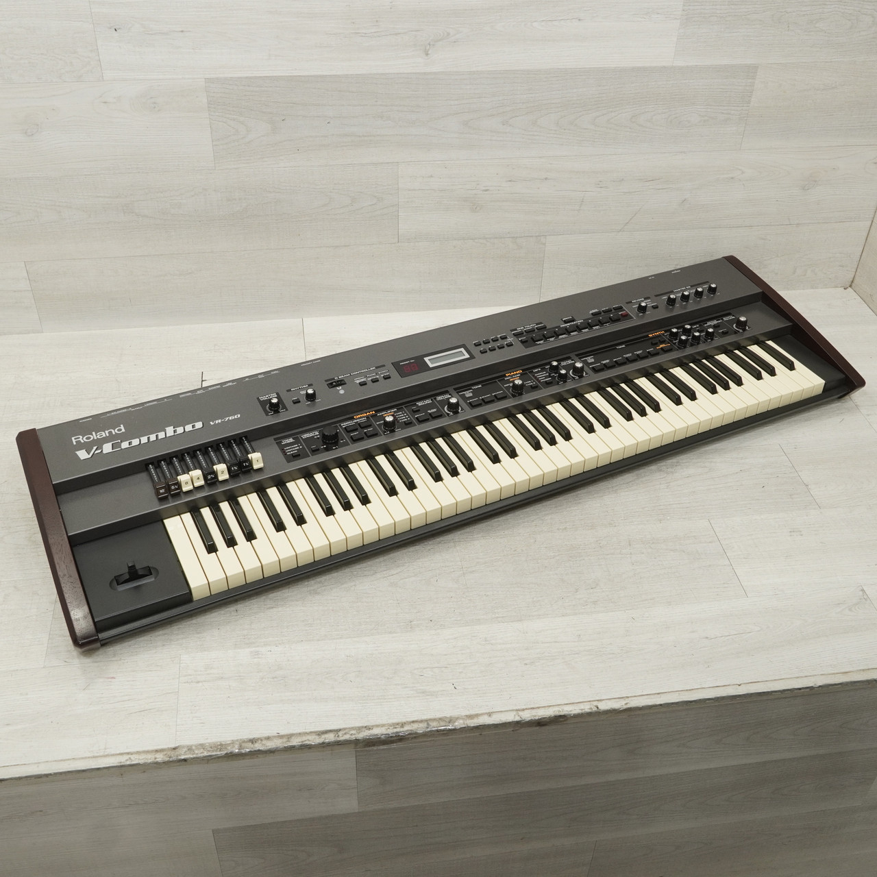 Roland V-Combo VR760 76鍵 Used Roland VR-760 76-key Synthesizer