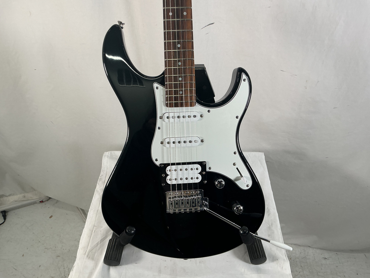 Used Yamaha PACIFICA 112V S Type Electric Guitar Black 6-String