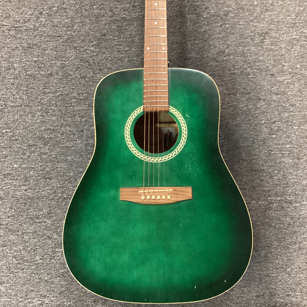 Used Art & Lutherie WILD CHERRY Solid Top Acoustic Guitar Green