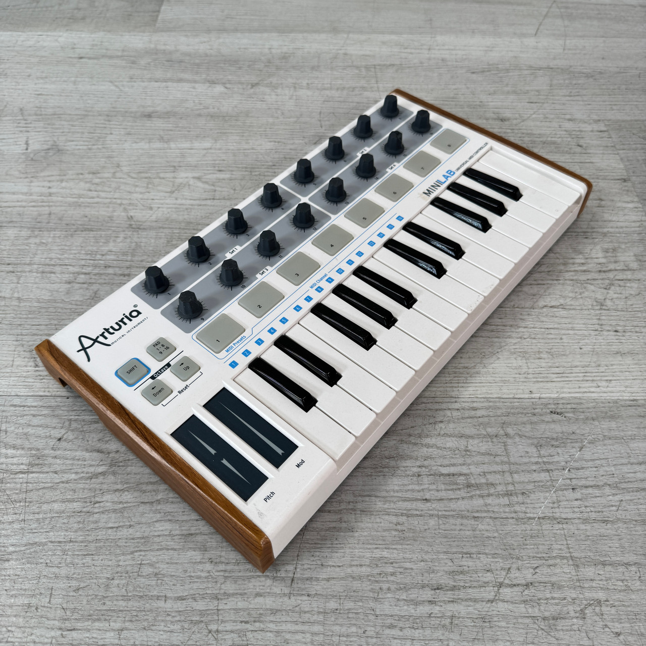 Used Arturia MiniLab USB MIDI Keyboard Controller - 25-key