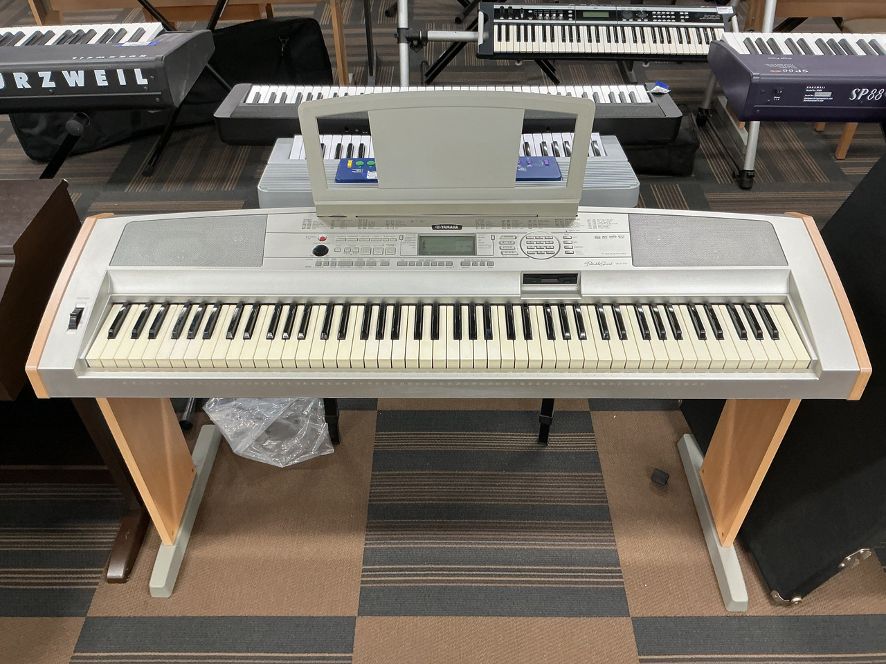 Used Yamaha PORTABLE GRAND DGX-500 88-Key Keyboard 88-key