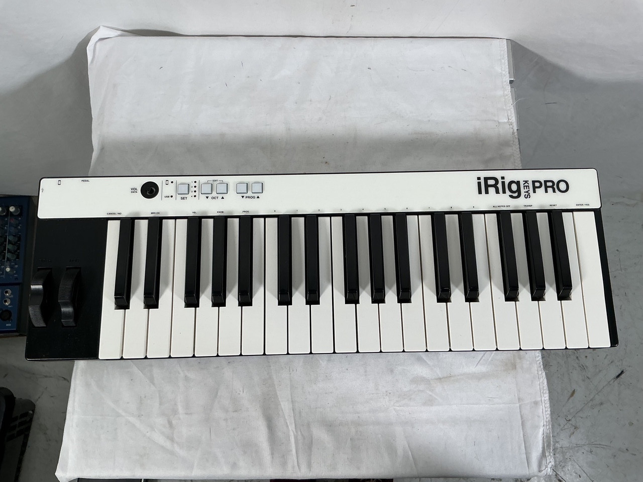 Used IRIG KEYS PRO 37-Key Compact Controller Compact