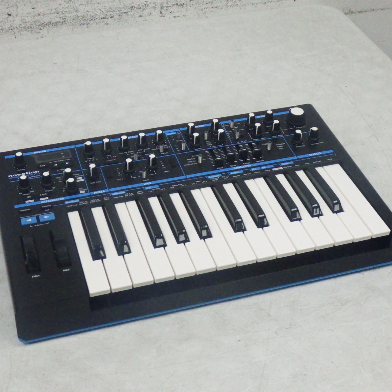 Used Novation BASS STATION II SYNTHESIZER 25-Key Synthesizer 25-Key
