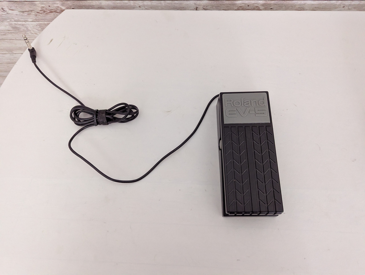 sustain pedal was ist das TheONE Piano Edition (color)::White Light [Dealer Exclusive] 1 Spenderbox = 100 Compatible with assignable switch Item Code : 105595