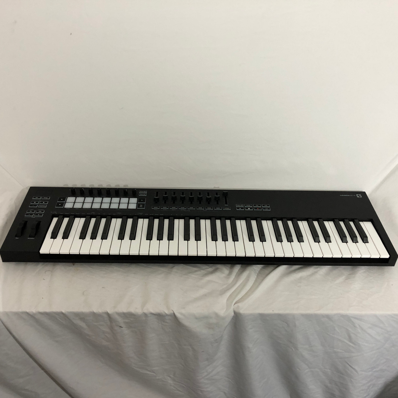 Used Novation LAUNCHKEY 61 61-Key Keyboard 61-Key