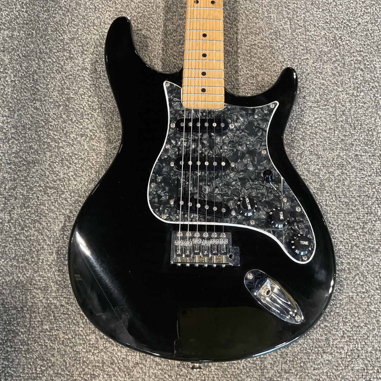 Used BEHRINGER IAXE 393 Electric Guitar