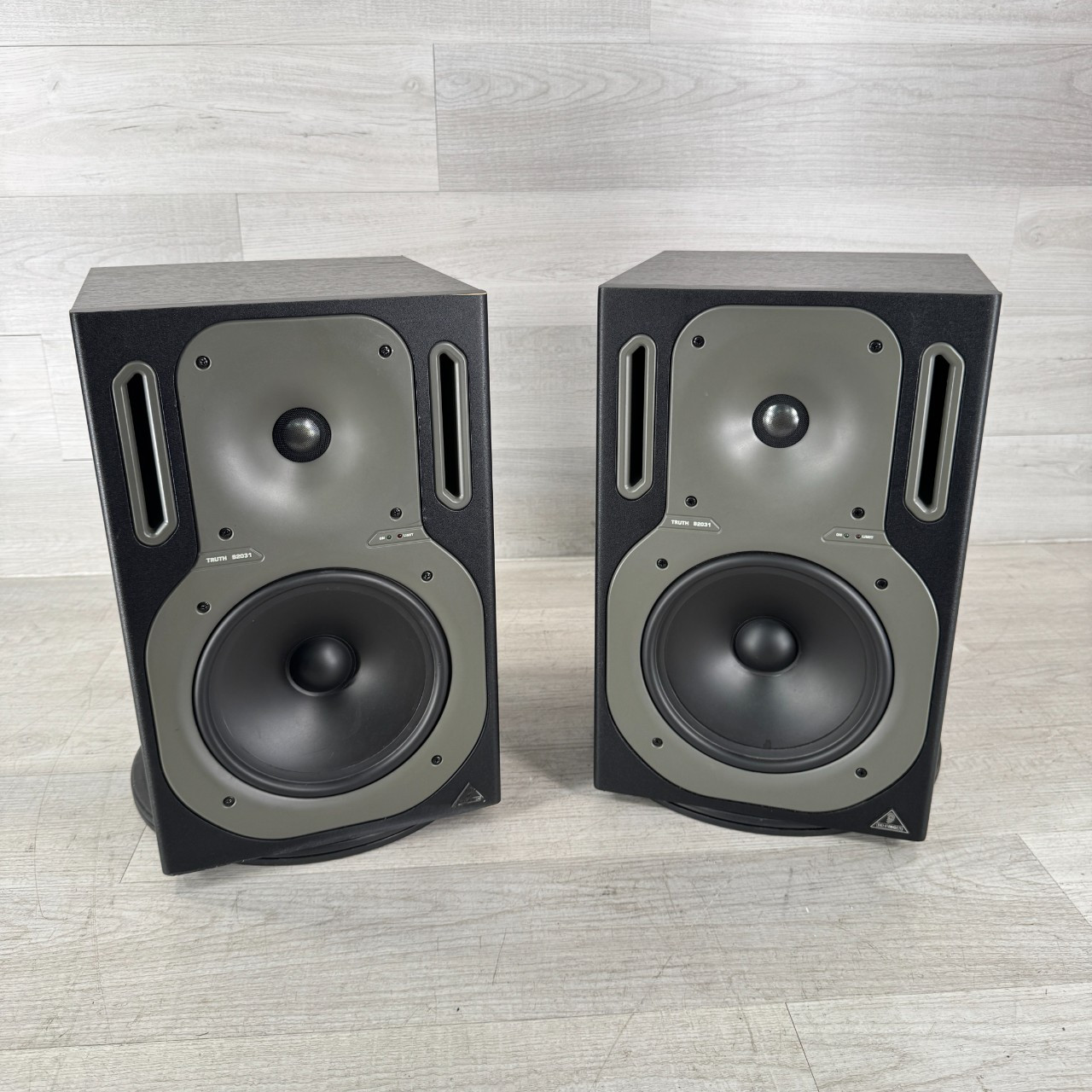 Used Behringer Truth B2031 - 8.75-inch Powered Studio Monitor