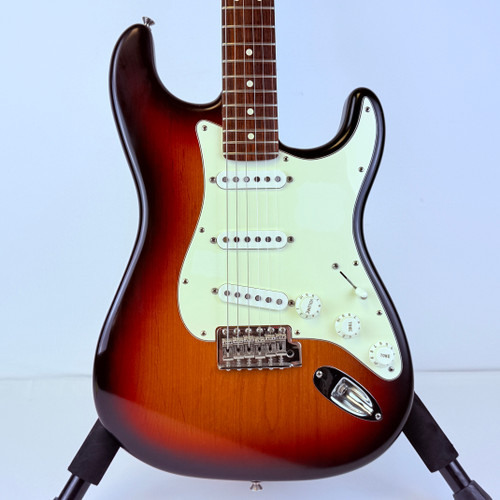 Used 2009 Fender Highway One Stratocaster Sunburst Electric Guitar w/HSC (7lb/9oz) 41121-S000048998