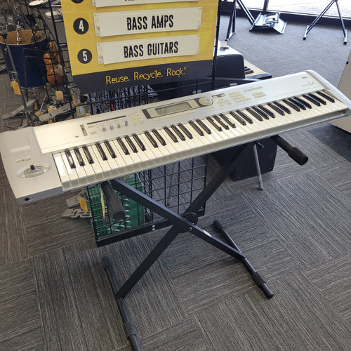 Vist Large View of Product Image Which is Used Korg TRITON LE 76 Keyboard 76-key