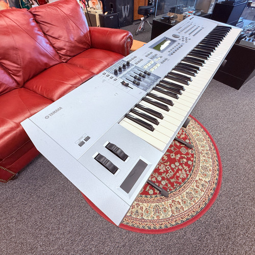 Used Yamaha MOTIF ES7 76-Key Digital Keyboard Workstation 41121-S000050316