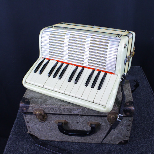 Used SILVERTONE ACCORDION 25 KEY Other Band Instrument 40123-S000129417