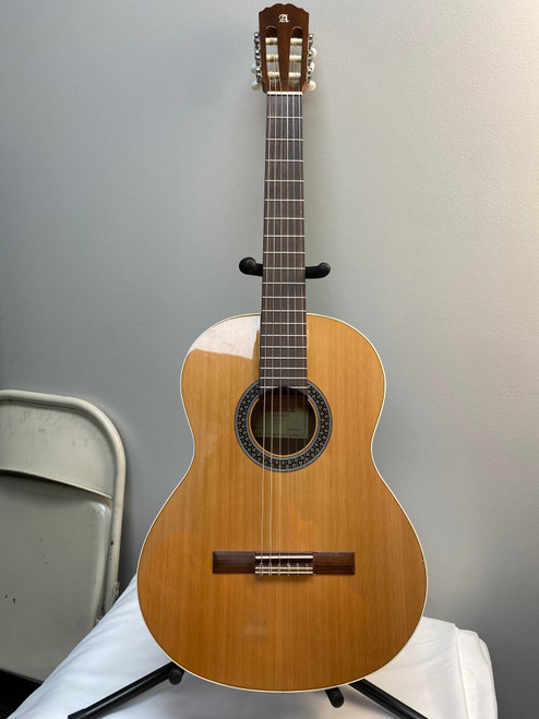 Vist Large View of Product Image Which is Used ALHAMBRA 1C HT 4/4 W/ HSC Solid Top Acoustic Guitar Natural