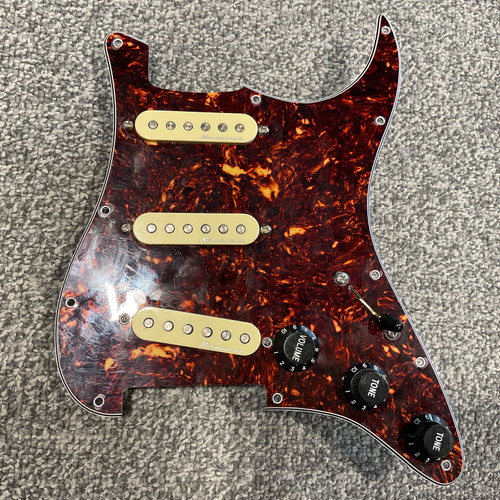 Used FENDER NOISELESS LOADED STRATOCASTER PICKGUARD 41106-S000096220 Vist Large View of Product Image Which is Used FENDER NOISELESS LOADED STRATOCASTER PICKGUARD