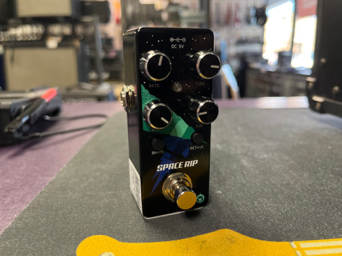 Vist Large View of Product Image Which is Used Pigtronix SPACE RIP ANALOG PWM SYNTHESIZER Synthesizer Pedal