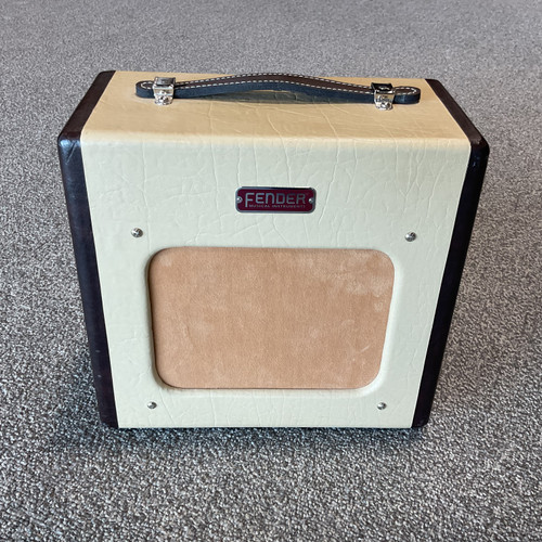 Vist Large View of Product Image Which is Used FENDER CHAMPION 600Tube Combo Amplifier