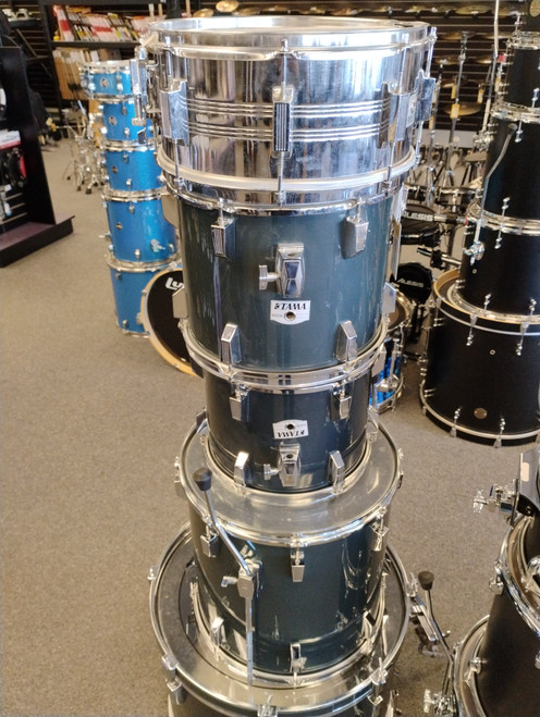 Vist Large View of Product Image Which is Used Tama ROCKSTAR DX Drum Kit Silver/Gray 22" Kick Drum