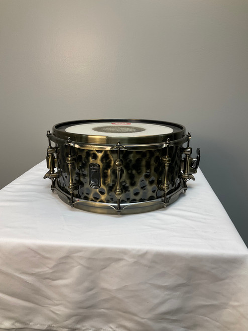 Vist Large View of Product Image Which is Used Mapex BLACK PANTHER HAMMERED BRASS 14X6.5 Metal Snare Drum 14"
