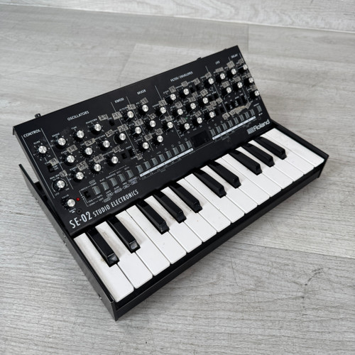 Vist Large View of Product Image Which is Used Roland SE-02 Analog Synthesizer Module with K-25m Keyboard Unit
